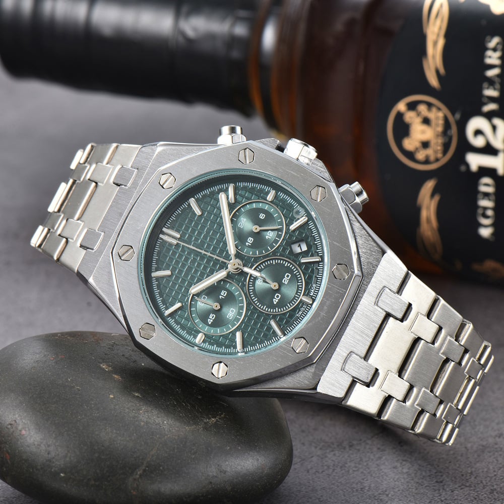 Classic Large Dial Luminous Steel Bracelet Quartz Six-Hand Date Watch