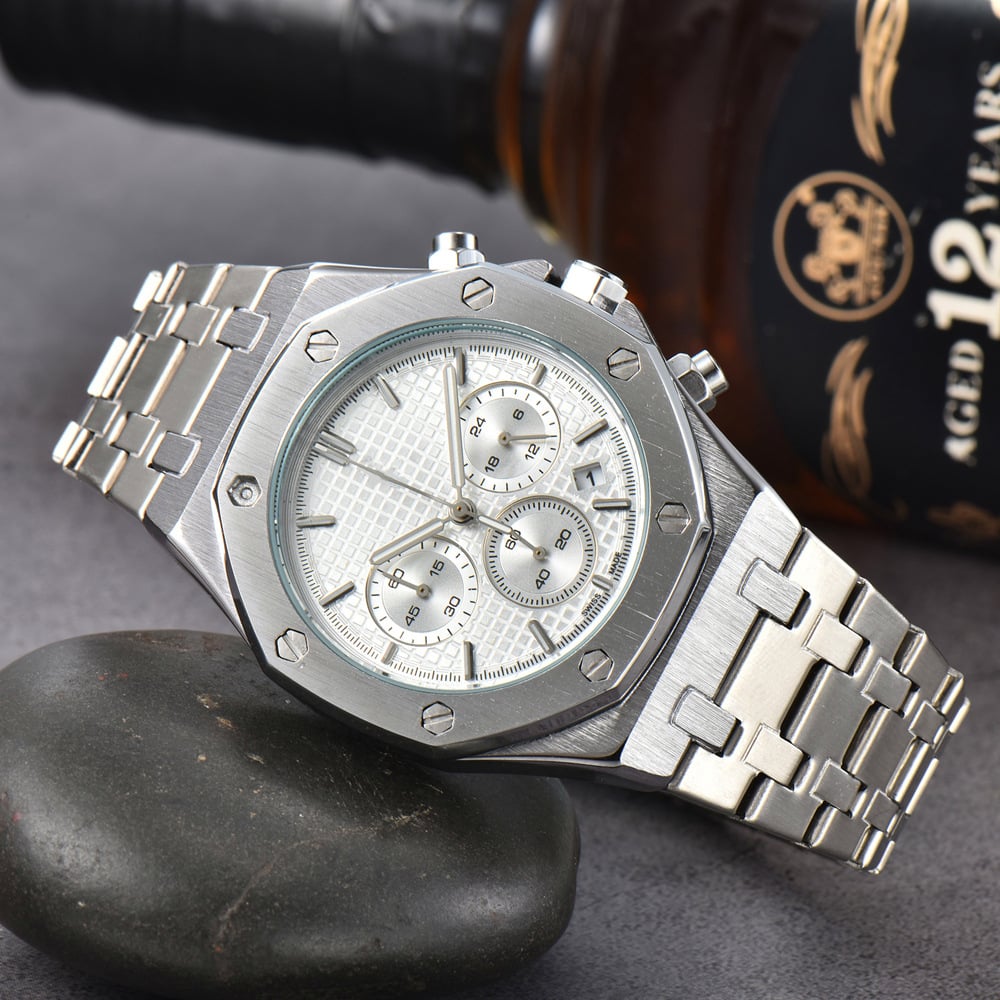 Classic Large Dial Luminous Steel Bracelet Quartz Six-Hand Date Watch