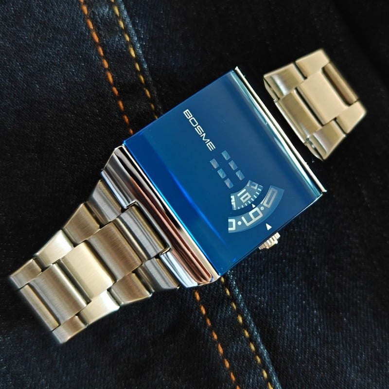 Square-Shaped Men's Quartz Watch with Futuristic Design