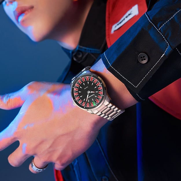 Roulette Men's Watch: Luminous, Water-Resistant Quartz Timepiece